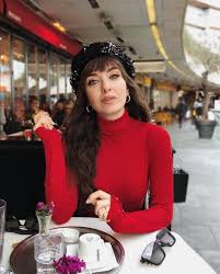 17 aralık 1987'de dünyaya gelen aslıhan güner, çocukluk yıllarından itibaren hayalini kurduğu oyunculuğa barış manço kültür merkezi'nde gördüğü eğitimle adım atmıştır. Aslihan Guner Kimdir Kivi Tadinda