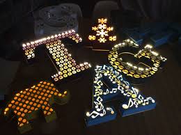 Fifiletters Pillows Yastik Yilbasi Hediye Harf Aydinlatma Lamba Kirmizi Kar Snow Dekorasyon Ev Decoration Tasarim Design Yastik Ampul Hediyeler