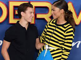 Tom holland and zendaya were photographed kissing inside a car in photos published by page six. Cvpoiehq Xhsam