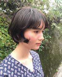 アッシュブラックで透明感up ブリーチなしで楽しめるおしゃれヘアカラー キナリノ ヘアカラー ハンサムショート 無造作ヘア