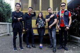 Senyummu tawamu hadir di benakku yang membuat hati ini rindu, rindu kepadamu hatiku jiwaku hanyalah untukmu hanya untukmu duhai kekasihku. Ini Alasan Gamma1 Gemar Menyadur Lagu Orang Lain
