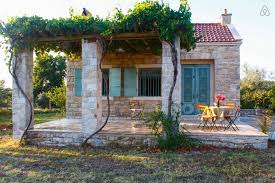 Cozy Country Cottage In Urla Hauser Zur Miete In Urla Haus Mieten Design Fur Zuhause Winzige Hauser