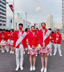二、中国历届女排队长： 第1任队长曹慧英（副攻），1976年。 第2任孙晋芳（二传），1977年至1982年。 第3任张蓉芳（主攻），1983年至1984年。 第4任郎平（主攻），1985年。 第5任杨锡兰（二传），1986年至1988年。 第6任苏慧娟（二传），1989年至1990年。 Xv93j8dfo3bm7m