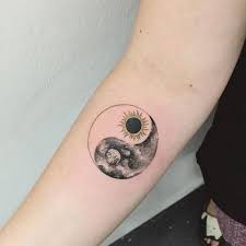 Yin Yang Tattoo Auf Dem Arm Einer Frau Sonne Und Mond Schwarz Und Weiss Tattoo Motive Tattoo Sonne Tattoos Mit Bedeutung