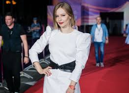 Я, правда, не знаю, когда и в каком магазине. Kinotavr 2019 Yuliya Peresild Aleksej Uchitel I Drugie Na Premere Filma Dylda Hello Russia