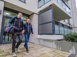 Stolz präsentiert er in seinem video seine neue wohnung, welche einen atemberaubenden blick hat. Falschgeld Ermittlungen Gegen Youtube Star Simon Desue Hamburger Abendblatt