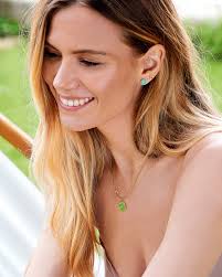 min&ral ... Une marque... Des bijoux... C'est Cassis, le Bestouan, une  odeur d'iode, le doux bruit des vagues, l'ocre de la roche, le bleu de la  mer immense et ce beau doré