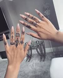 Black Henna Can Cause Allergic Reactions It Is Also Illegal Black Henna Can Cause Allergic Reac In 2020 Henna Tattoo Hand Henna Tattoo Designs Henna Finger Tattoo