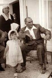 17 ekim 1922 yılında bursa'da kendini karşılayan çocuklara aşağıdaki şekilde. Ataturk Un Cocuk Sevgisi Ntv