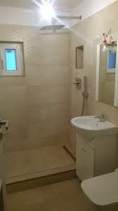 Baie Mica Moderna Cu Cadita Dus Amenajari Interioare Baie Living Mansarda Reparatii Acoperisuri