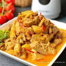 Gulai merupakan salah satu masakan berbahan baku daging ayam, aneka ikan, kambing, sapi, jeroan, atau sayuran seperti nangka muda dan daun. Gulai Nangka Padang