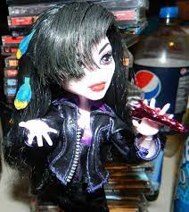 Está contada desde la perspectiva de melody y de frankie y si todavía no se animan a comprar el libro, en la sección bite a book!, ubicada en la parte superior del blog, podrán encontrar los 4 primeros. Monster High Melody Carver By Ashlex In Pearl On Deviantart