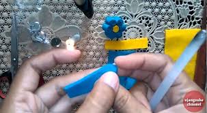 Mungkin ada beberapa yang sudah sering kamu lihat di lingkungan sekitarmu sendiri. Kreasi Bross Bentuk Bunga Dengan Kain Flanel Youtube