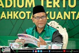 Stadium tertutup sukpa, kuantan, pahang, ceria dibanjiri kehijauan apabila para perwakilan dan pemerhati muktamar tahunan pas pusat kali ke 65 mula membanjiri pekarangannya seawal jam 7.30 pagi, sementara para tetamu jemputan mula mengambil tempat. Ajk Pas Pusat 9 Ulama 9 Profesional