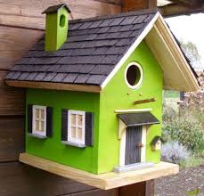 Gartendekoration Grunes Vogelhaus Aus Kiefernholz Das Vogelnisthaus Ist Mit Fenstern Dach Und Tur Liebevoll Dekoriert Wo Vogelhaus Bemalen Vogelhaus Haus