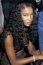 90s Beauty Looks Naomi Campbell With Curly Hair And Glossy Lips Naturalbeautystyle Naturalhair Black Girl Aesthetic Curly Hair Styles 90s Hairstyles
