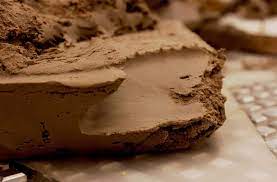 ومن رأى طيناً كثيراً فوحل فيه ولم يجد له مخرجاً أو خلاصاً فإنه يؤول بموته. ØªÙØ³ÙŠØ± Ø­Ù„Ù… Ø§Ù„Ø·ÙŠÙ† Ø¹Ù„Ù‰ Ø§Ù„Ù‚Ø¯Ù… ÙÙŠ Ø§Ù„Ù…Ù†Ø§Ù… Ù…ÙˆÙ‚Ø¹ Ø§Ù„Ø±Ù‡ÙŠØ¨