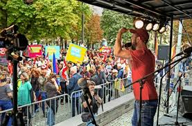 Das ambiente an diesem historischen ort wird von den beiden. Grossdemo Auf Dem Karlsplatz Stuttgart Bekennt Farbe Gegen Rassismus Stuttgart Stuttgarter Nachrichten