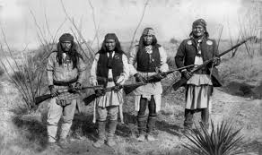 Incarnez un redoutable guerrier grâce à ce déguisement composé d'une tunique et un pantalon marron à franges ornée d'un liseré coloré aux. Apaches Wikipedia