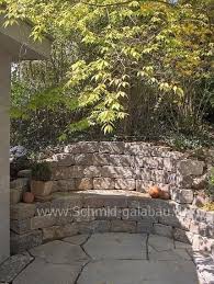 Muschelkalk Wechsel Trockenmauer Als Halbrunde Sitzmauer Garden Steinmauer Garten Garten Und Garten Landschaftsbau