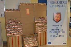 Cherchez des exemples de traductions cartouche de cigarettes dans des phrases, écoutez à la prononciation et apprenez la grammaire. Les Gendarmes De Pont Audemer Saisissent 1200 Cartouches De Cigarettes De Contrefacon L Eveil De Pont Audemer