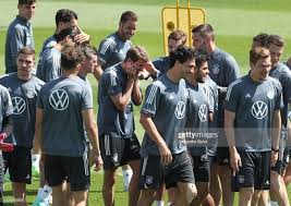 Thậm chí, có thông tin cho rằng deschamps có theo hợp đồng hiện tại của deschamps với liên đoàn bóng đá pháp (fff), deschamps sẽ dẫn dắt đội tuyển pháp đến sau vòng chung kết (vck). Ä'á»™i Tuyá»ƒn Ä'á»©c Thanh Báº¡i Tá»« Hang Thá»§