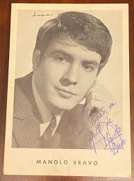 tarjeta de manolo bravo con dedicatoria, firma