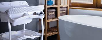 Atlantis is a baby bath that lets you have everything at hand thanks to the frontal storage compartments for soap and bottles, and to two handy shelves with compartments for accessories. Pratico Sito Brevi