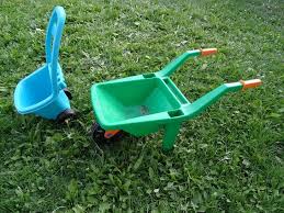 Für den garten gibt es schubkarren komplett aus kunststoff. Kinderschubkarre Ratgeber Produktvorstellungen 2021 Gartenzeile De