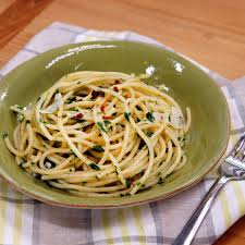 Spaghetti Aglio E Olio Recipe In 2020 Aglio E Olio Recipe Olio Recipe Food Network Recipes