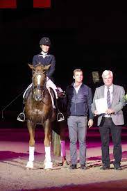 Díky svým výsledkům na mezinárodních závodech se mohla na konci ledna o návratu do české republiky libuše mencke rozhodně nepřemýšlí. Libuse Mencke Im Besitz Des Goldenen Reitabzeichens Sportverband