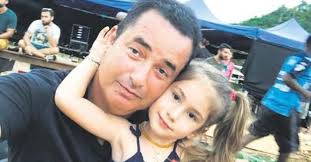 Ilıcalı, ilk ve orta öğrenimini edirne i̇stiklal i̇lkokulu'nda tamamladı. Acun Ilicali Nin Kizi Melisa Babaannesinin Kopyasi Cikti Acun Ilicali Nin Kizi Melisa Annesi Seyma Subasi Na Benzetiliyordu Ama Galeri Magazin