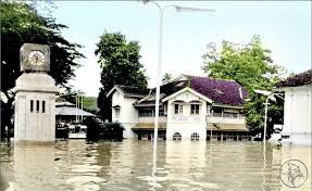 Paquetes de vacaciones en kuala kangsar. Kuala Kangsar 1967 Flood The Clock Tower Roundabout With The Bazaar And Post Office In The Background Kuala Kangsar House Styles Mansions