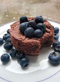 Die fruchtsoße entweder in einem kleinen topf oder in der mikrowelle unter rühren solange erhitzen, bis sie eindickt. Low Carb Eiweiss Tassenkuchen Aus Der Mikrowelle Von Larissari Chefkoch Low Carb Tassenkuchen Tassenkuchen Rezepte