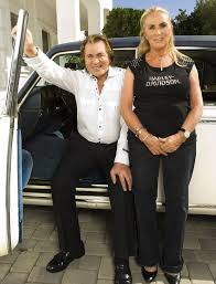 Learn about engelbert humperdinck's age, height, weight, dating, wife, girlfriend & kids. Engelbert Humperdinck 2021 Wife Net Worth Tattoos Smoking Body Facts Taddlr