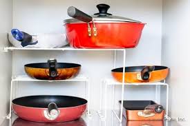 セリアで決まり フライパンの収納におすすめのグッズは セリア seria 100均 100均グッズ キッチン kitchen フライパン 収納 収納アイデア 収納 アイデア フライパン 収納 収納