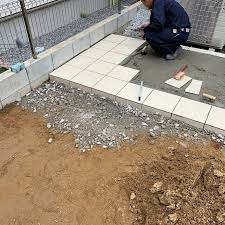 庭にタイルデッキを設置するdiyの方法を紹介します diyに必要な材料や道具 基礎の作り方からタイルの貼り方まで詳しく解説 お洒落なタイルデッキでバーベキューなどの食事や音楽を聴いたり読書したり 快適な時間をのんびり過ごしましょう sidewalk