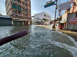 น้ำทะเลหนุน ถนนท้ายบ้าน (08.30น.)