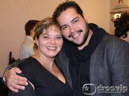 Sem cerimônia, o artista apresentou seu namorado para os fãs e ainda fez questão de tascar um beijão no boy. Filha De Silvio Santos Briga Com Namorado Em Camarote E Sai Andando
