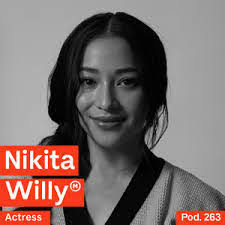 Lauren Krauth's Instagram, Twitter & Facebook