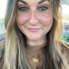 Beauty Smile is an Asian mart, ramen bar, and vape & lotto one-stop shop!  Inside, you will find an abundance of Korean snacks, pastries, skin care  products, and a build your own