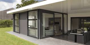 Baie vitrée coulissante, vue panoramique; Les Multiples Avantages Du Store De Protection Solaire Renson