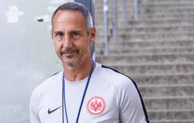11 şubat 1970 doğumlu) bir avusturya profesyonel futbol antrenörü ve bundesliga kulübünün eintracht frankfurt şu anki baş antrenörü olan eski bir oyuncu. Left Back Football