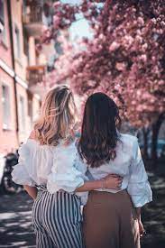 hair haare freundinnen blondine brunette blondie brownie girls fun cherryblossom spring outfit mood stylejunction blond brunett blondinen braunhaariges madchen
