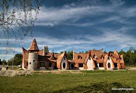 Am ajuns la castelul de lut, iar la casa de bilete este o coadă de vreo 30 de persoane. Photographis The Clay Castle Castelul De Lut Valea Zanelor