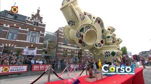 Samenvatting eerste doorkomst Bloemencorso Zundert - YouTube