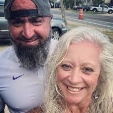 Melinda Beane's Instagram, Twitter & Facebook