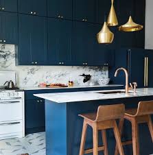 1001 Idees Deco Avec La Couleur Pantone 2020 Le Classic Bleu Meuble Cuisine Blanc Couleur Pantone Meuble Haut Cuisine