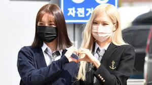 Website download / streaming variety show knowing brothers dengan subtitle bahasa indonesia. Blackpink Rose Rocking The School Uniform Look On Her Way To Knowing Bros Inkistyle