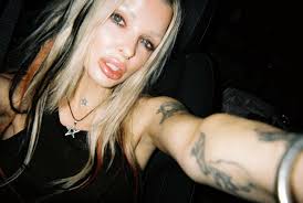 happy 2 years no alcohol anniversary to me🖤 what a blessing it has been to  get to experience & fall in love with life through this lens & state of  mind. sometimes